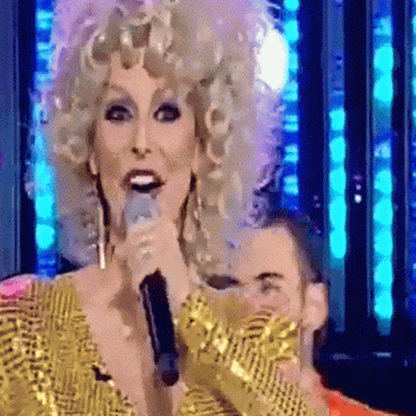 Your face sounds familiar: Η Μπέττυ Μαγγίρα πληθωρική ως Dolly Parton 