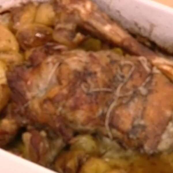 Αρνίσιο μπούτι γεμιστό με πατάτες φούρνου από την Αργυρώ Μπαρμπαρίγου
