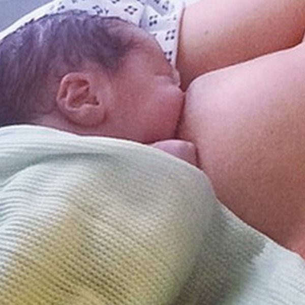 Μόλις γέννησε, θηλάζει το μωρό της και δημοσίευσε την φωτογραφία στο Instagram