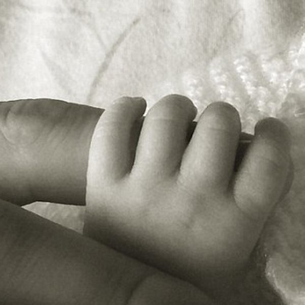Η τραγουδίστρια μόλις γέννησε και δημοσίευσε την πρώτη τρυφερή φωτογραφία με το μωράκι της!