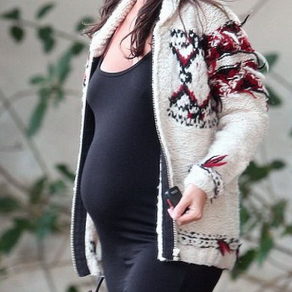Η εγκυμονούσα ηθοποιός φόρεσε μάλλινη ζακέτα μέσα στο κατακαλόκαιρο!