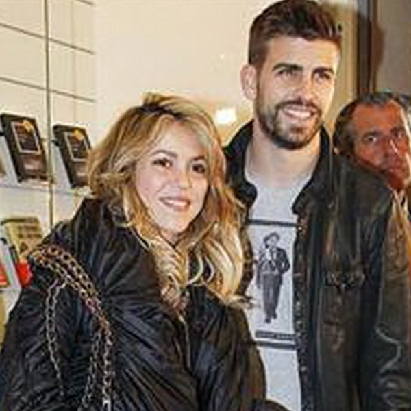 Shakira & Gerard Pique: Δείτε τους με το μωρό στο γήπεδο και στην πρώτη τους δημόσια εμφάνιση μετά τον ερχομό του