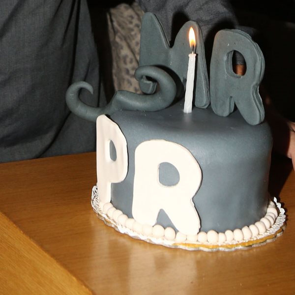 Ο... Mr. Pr είχε τα γενέθλιά του κι έσβησε την πρέπουσα τούρτα!