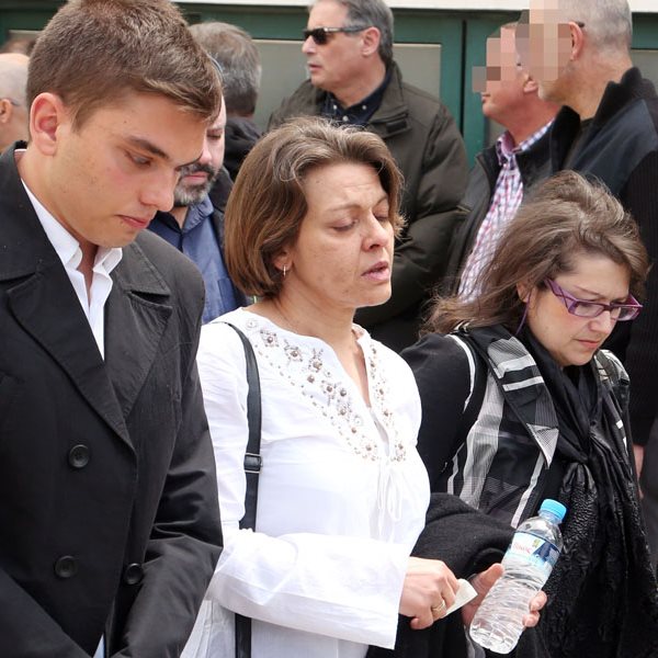 Κηδεία Γιάννη Αγγελάκη: Τραγική φιγούρα η αδελφή του και ο ανιψιός του