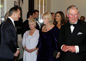 O Daniel Craig συνομιλεί με την βασιλική οικογένεια.