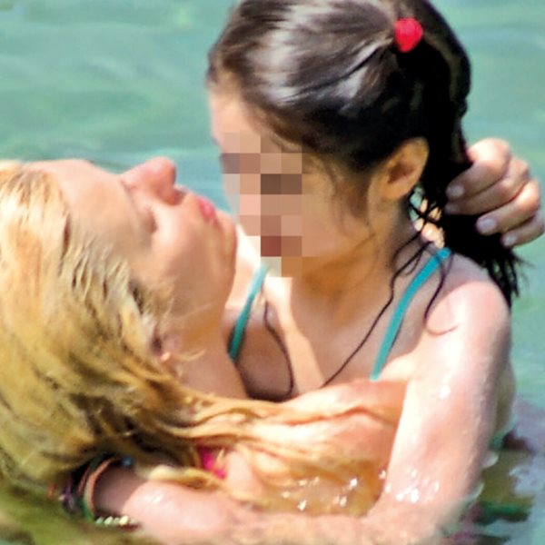 Ελένη Μενεγάκη: Τρυφερά φιλιά & αγκαλιές με την κόρη της Λάουρα στην Άνδρο