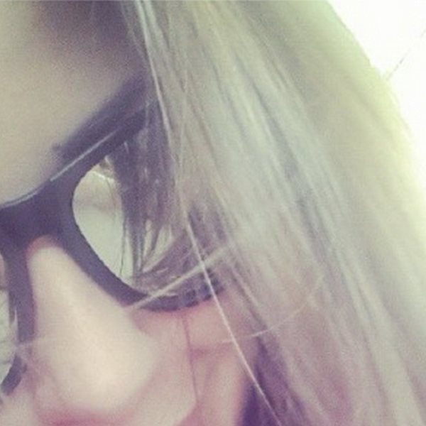 Η Ελληνίδα τραγουδίστρια πήγε να βγάλει selfie, αλλά έκρυψε το πρόσωπό της με γυαλιά & μαλλιά