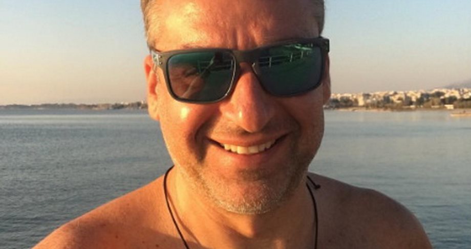Γιώργος Λιάγκας: Στην παραλία αγναντεύοντας το ηλιοβασίλεμα - Φωτογραφία