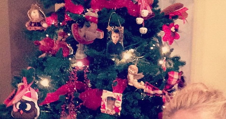 Η ξανθιά Ελληνίδα παρουσιάστρια στόλισε το χριστουγεννιάτικο δέντρο