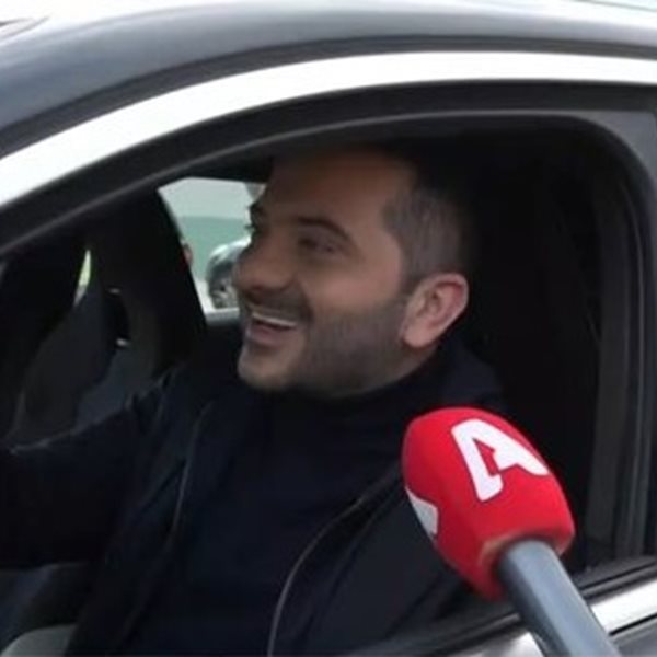 Λεωνίδας Κουτσόπουλος: Η on camera αντίδρασή του σε παρατήρηση δημοσιογράφου- “Διακρίνω και ένα κραγιόν- φιλί”