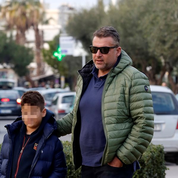 Paparazzi: Ο Γιώργος Λιάγκας στο κέντρο της Γλυφάδας με τον γιο του