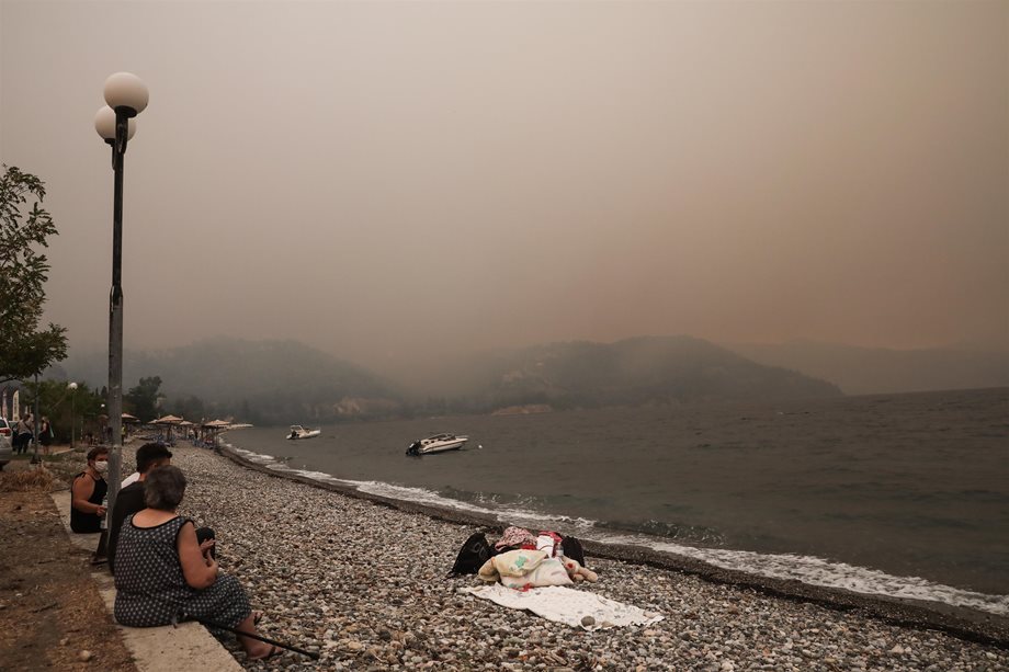 To συγκλονιστικό πρωτοσέλιδο της “New York Times” για την καταστροφική πυρκαγιά στη Βόρεια Εύβοια 
