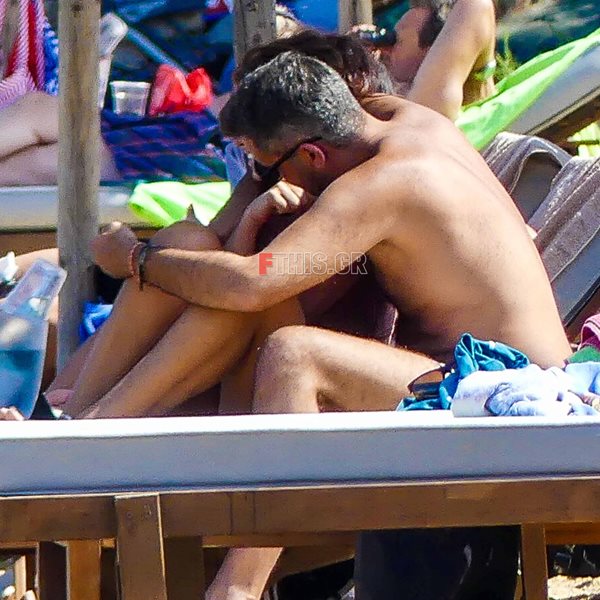 Paparazzi! Τρυφερές στιγμές για ζευγάρι της ελληνικής showbiz σε παραλία της Σκιάθου 