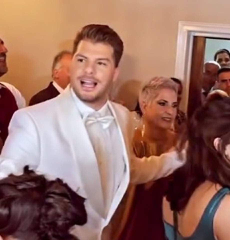 Λούκας Γιώρκας: Ντύθηκε γαμπρός! Το βίντεο από τον χορό στο σπίτι του λίγο πριν παντρευτεί