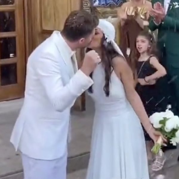 Λούκας Γιώρκας & Βασιλική Σαλαμπάση: Το φιλί των νεόνυμφων και η διαφορετική είσοδος στο πάρτι του γάμου