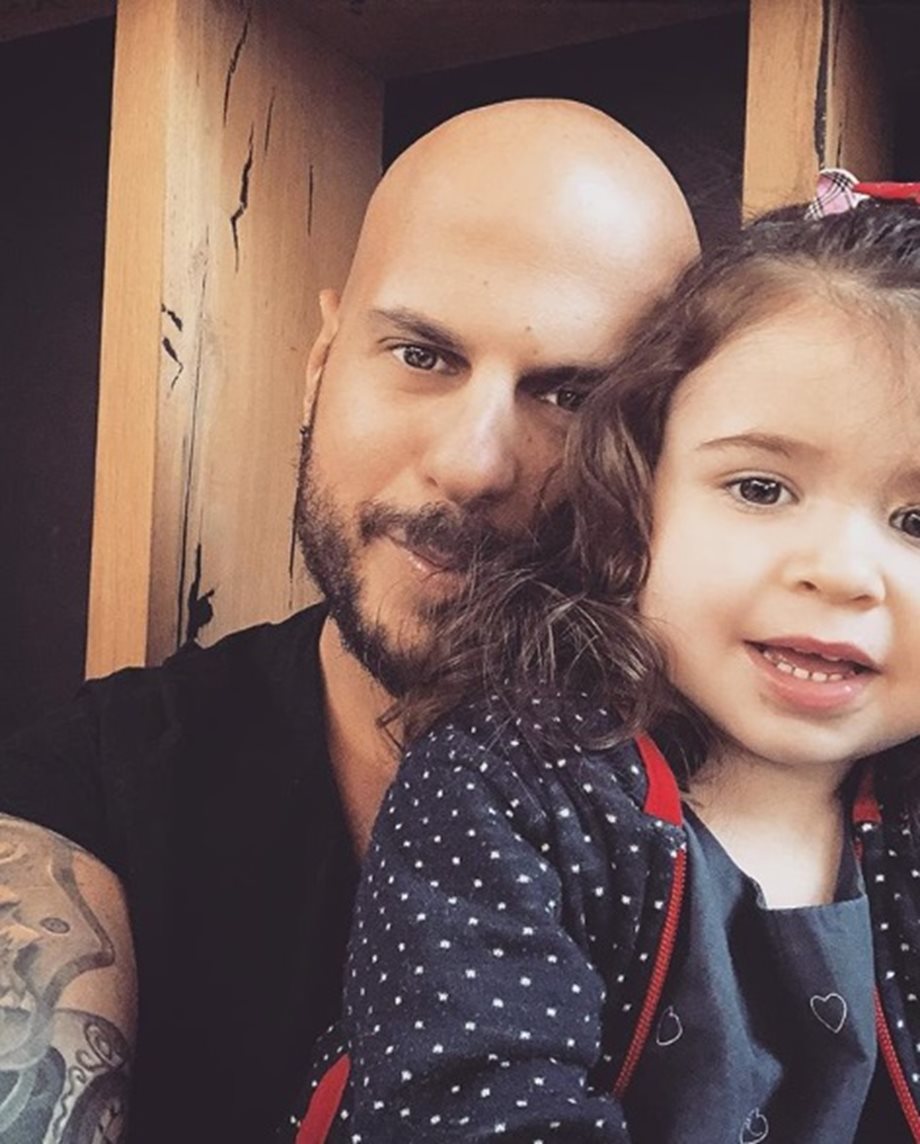 Άρης Λουμάκης: Ο τραγουδιστής των Rec βάφτισε την 3,5 ετών κόρη του