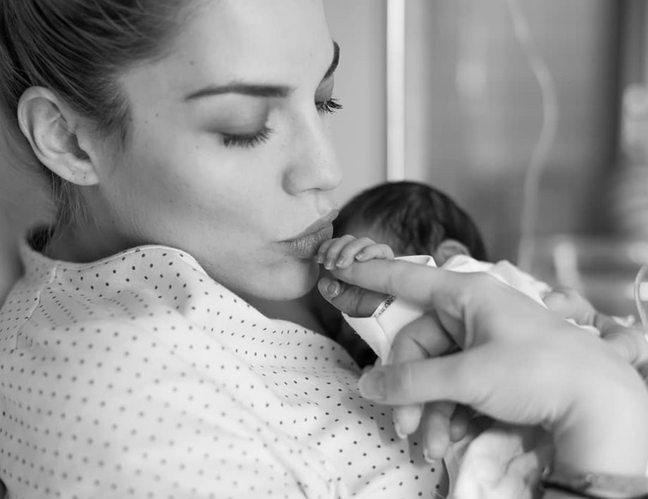Μαντώ Γαστεράτου: Έκανε το πρώτο εμβόλιο στον 2 μηνών γιο της