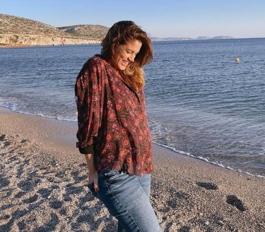 Μαίρη Συνατσάκη: Βόλτα στην παραλία με τους φίλους της στον 8ο μήνα της εγκυμοσύνης της – Φωτογραφίες