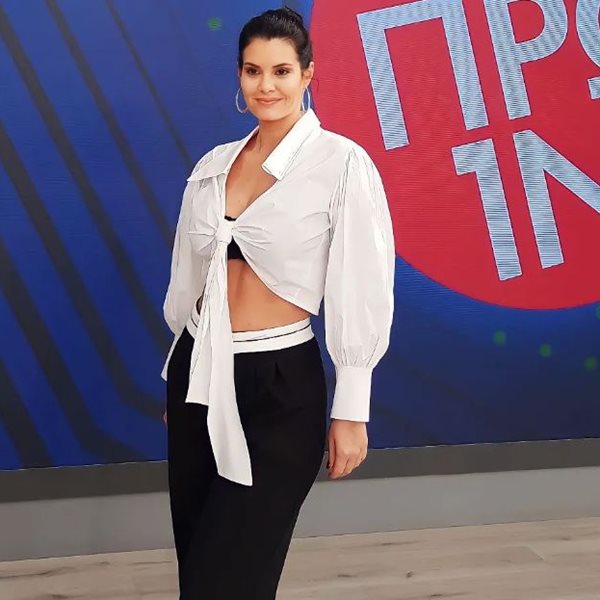 Μαρία Κορινθίου: Το baggy κοστούμι της δεν μοιάζει με τα άλλα - Φοριέται με αθλητικά και γόβες