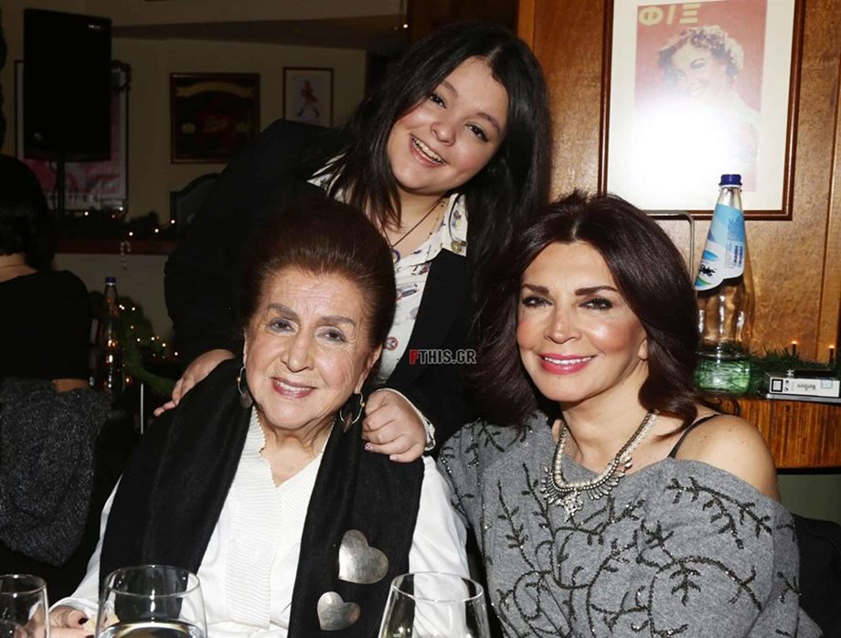 Συγκινεί η Μιμή Ντενίση με την οικογενειακή φωτογραφία που δημοσίευσε: “Πέρσι γιορτάζαμε όλοι μαζί.. φέτος λείπει η μάνα”