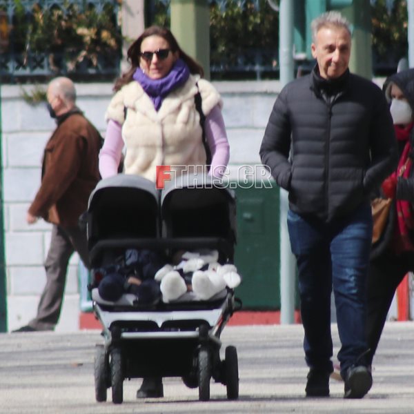 Paparazzi! Όλγα Κεφαλογιάννη - Μίνως Μάτσας: Βόλτα με τα επτά μηνών δίδυμα στο κέντρο της Αθήνας