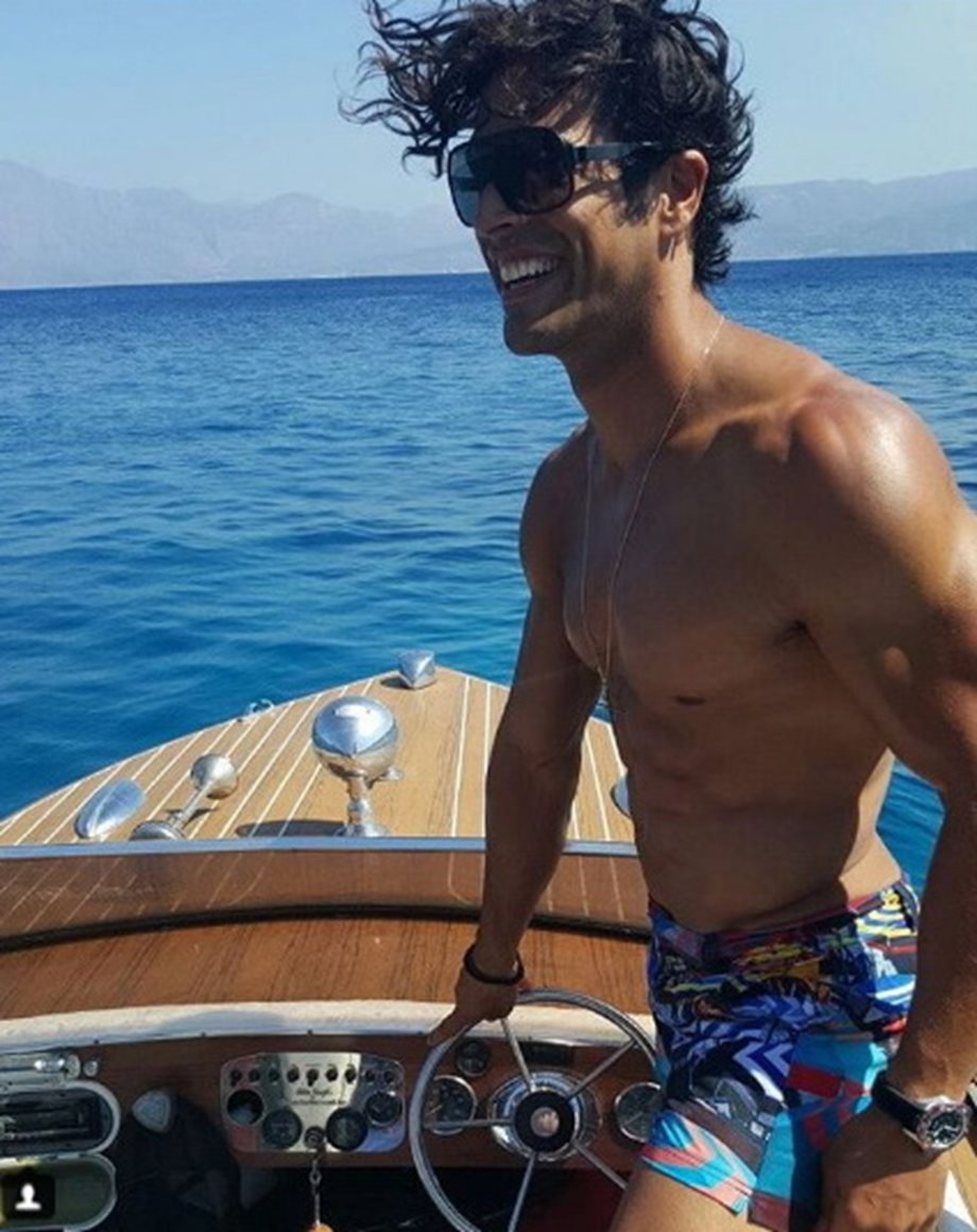 Πασίγνωστος Έλληνας παρουσιαστής "έριξε" το Instagram με τους κοιλιακούς του!