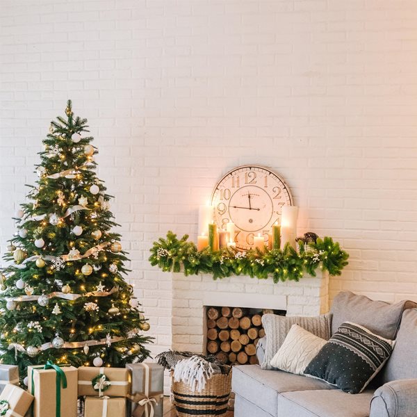 Έχεις μικρό σαλόνι; 5 απλές ιδέες για να το στολίσεις χριστουγεννιάτικα και να δείχνει εντυπωσιακό και λαμπερό