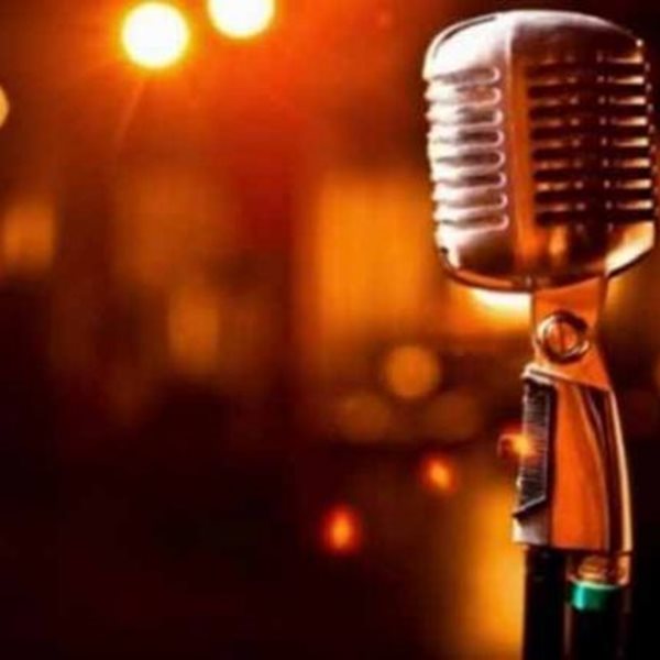 Έλληνας τραγουδιστής εξομολογείται: “Έρχεται καμιά φορά εκεί που τραγουδάω και τον βλέπω από κάτω να κλαίει”