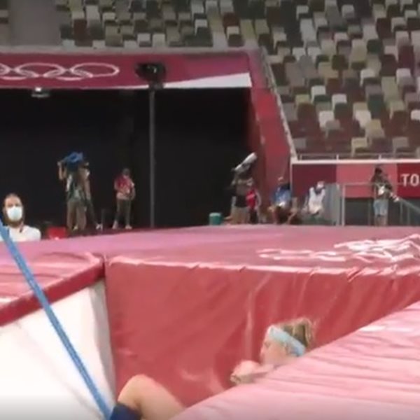 Ολυμπιακοί Αγώνες: Η σοκαριστική πτώση επικοντίστριας στο Άλμα επι κοντώ- Έσπασε το κοντάρι της