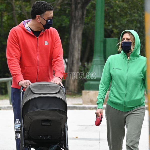 Paparazzi! Τζένη Μπαλατσινού – Βασίλης Κικίλιας: Βόλτα με τον γιο τους στο κέντρο της Αθήνας 