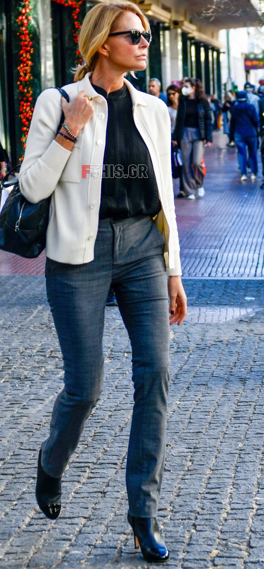Paparazzi! Τζένη Μπαλατσινού: Βόλτα στο κέντρο της Αθήνας με άψογο στυλ 