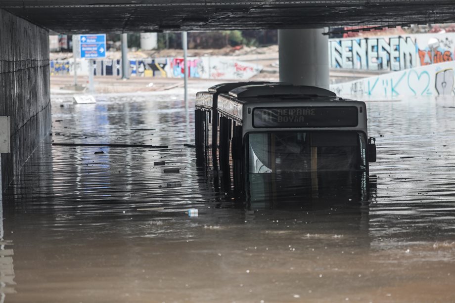 "Μπάλλος": Φωτογραφίες από την κακοκαιρία που έπληξε την χώρα- Πλημμυρισμένοι δρόμοι και εγκλωβισμένα αυτοκίνητα