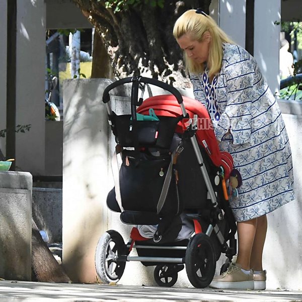 Paparazzi! Τζένη Μπότση: Βόλτα με την κόρη της στο κέντρο της Αθήνας