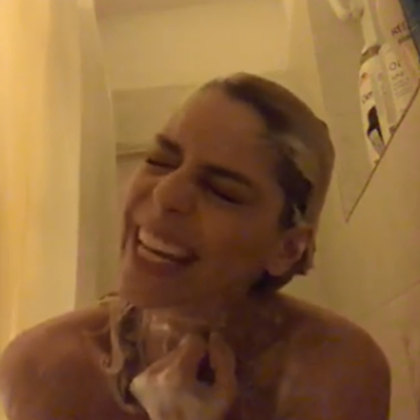 Η Μυριέλλα Κουρεντή δημοσίευσε βίντεο που τραγουδάει γυμνή στο μπάνιο της 