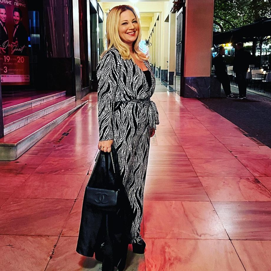 Νάνσυ Ζαμπέτογλου: Το midi φόρεμά της έχει αέρα Παρισιού και είναι all time classic trend