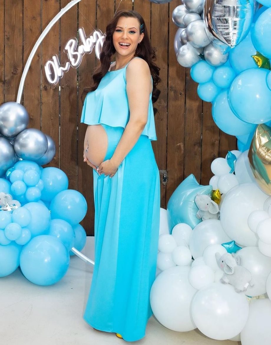  Λάουρα Νάργες: Ποζάρει με μαγιό χαϊδεύοντας την φουσκωμένη της κοιλίτσα στον 6o μήνα εγκυμοσύνης της 