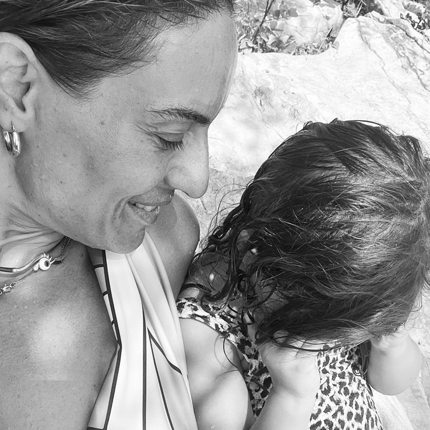 Ελεονώρα Μελέτη: Η καθιερωμένη φωτογραφία με την κόρη της στην ίδια παραλία – “Κάθε χρόνο είναι όλα τόσο διαφορετικά”