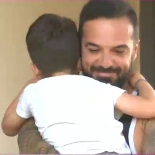 Τριαντάφυλλος: Η συγκινητική αγκαλιά στον γιο του μετά την επιστροφή του στην Ελλάδα 