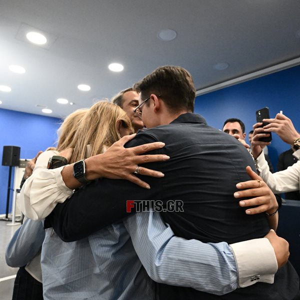 Κυριάκος Μητσοτάκης: Η μεγάλη αγκαλιά με την οικογένειά του μετά τη νίκη της ΝΔ στις εκλογές! Τα δάκρυα του γιου του