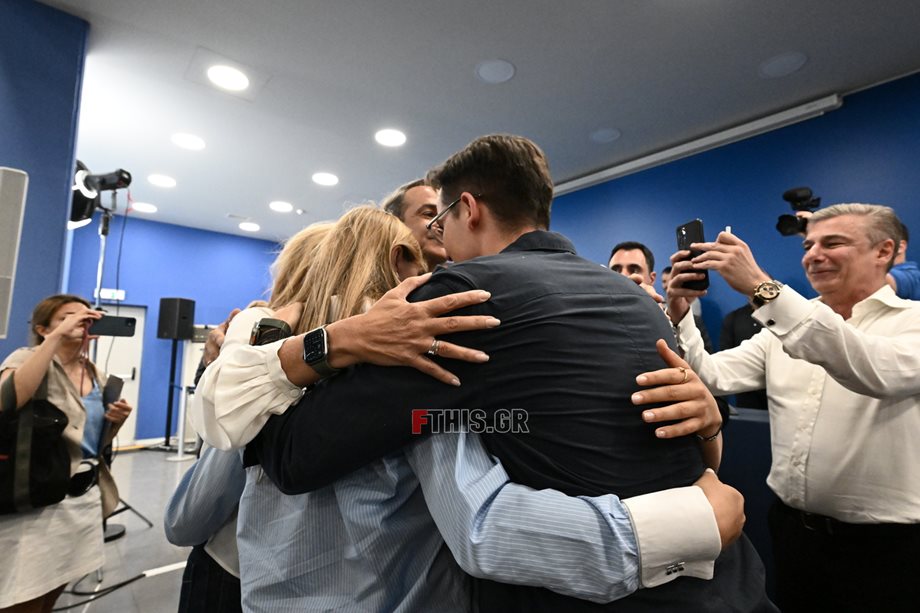 Κυριάκος Μητσοτάκης: Η μεγάλη αγκαλιά με την οικογένειά του μετά τη νίκη της ΝΔ στις εκλογές! Τα δάκρυα του γιου του