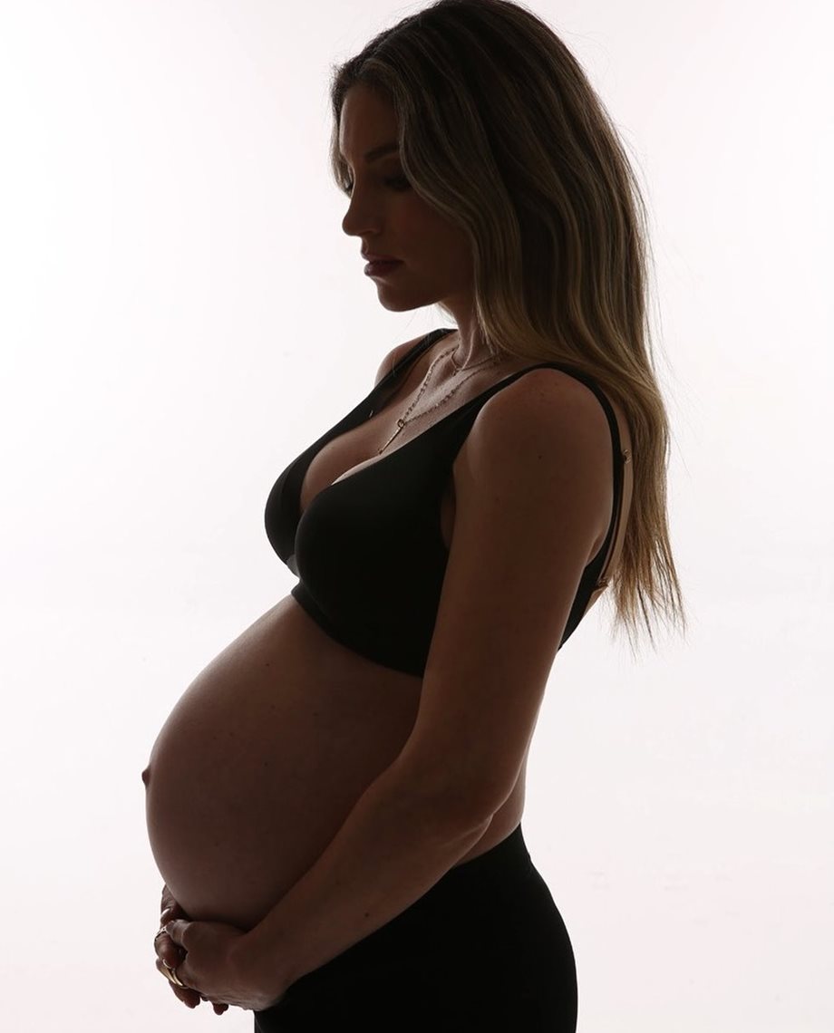Αθηνά Οικονομάκου: Η πρώτη φωτογραφία με τη νεογέννητη κόρη της μέσα από το μαιευτήριο
