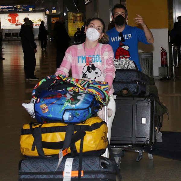 Paparazzi! Αθηνά Οικονομάκου: Στο αεροδρόμιο μαζί με τον σύζυγό της Φίλιππο Μιχόπουλο