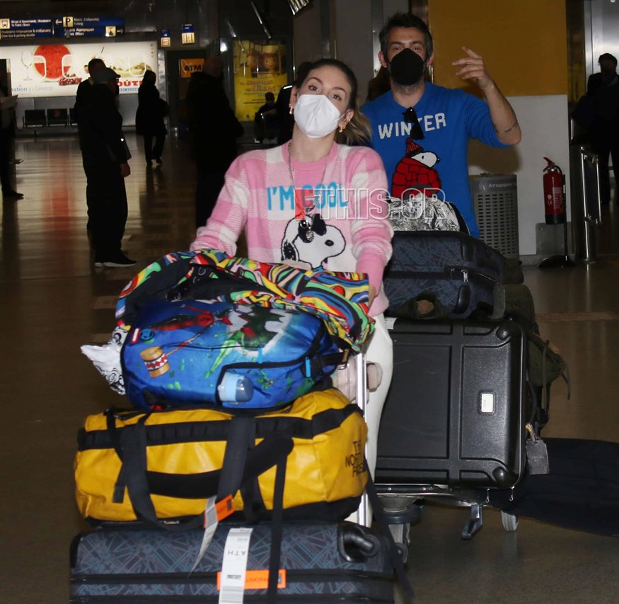 Paparazzi! Αθηνά Οικονομάκου: Στο αεροδρόμιο μαζί με τον σύζυγό της Φίλιππο Μιχόπουλο