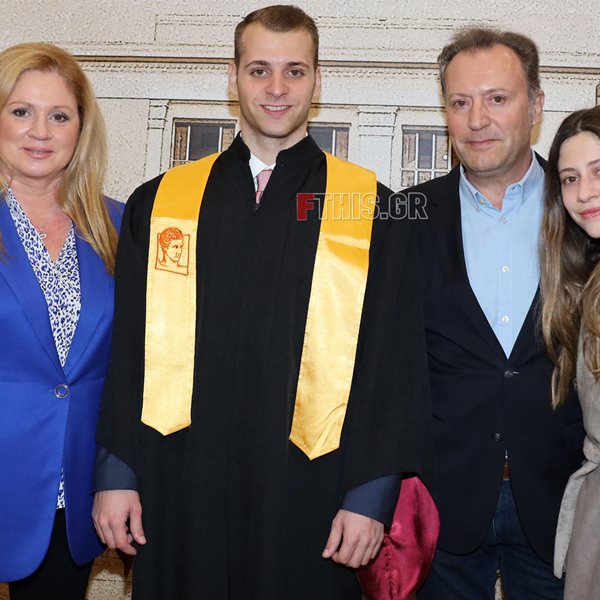  Δημήτρης Οικονόμου & Αλεξία Κουλούρη: Περήφανοι γονείς στην αποφοίτηση του γιου τους, Γιώργου (Οικογενειακές φωτογραφίες)