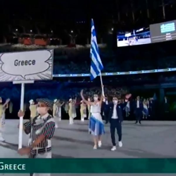 Ολυμπιακοί Αγώνες: Η είσοδος της Ελλάδας στο στάδιο με σημαιοφόρους την Άννα Κορακάκη και τον Λευτέρη Πετρούνια