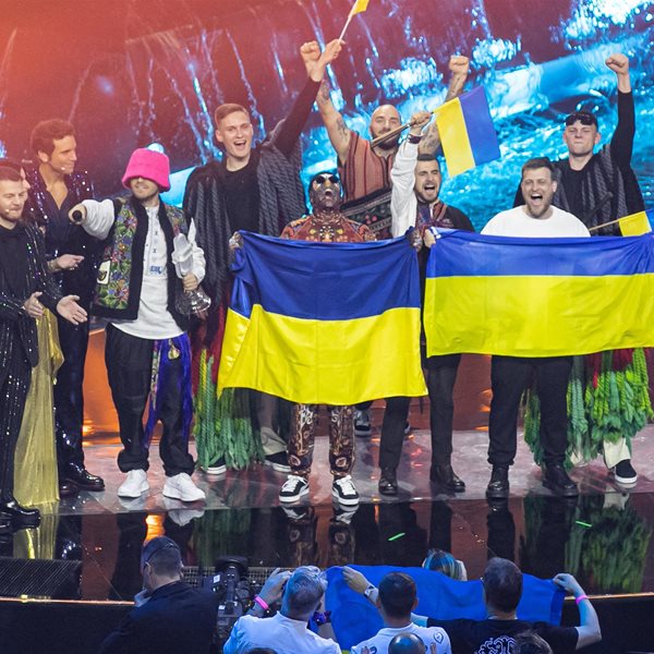 Eurovision 2022: Οι Kalush Orchestra βγάζουν το τρόπαιο σε δημοπρασία