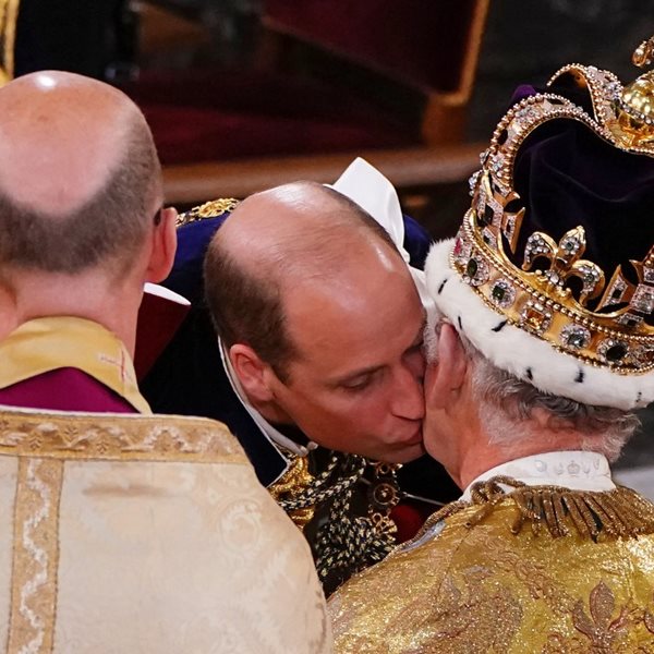 Βασιλιάς Κάρολος: Το φιλί του πρίγκιπα Ουίλιαμ στον πατέρα του και ο όρκος που του έδωσε