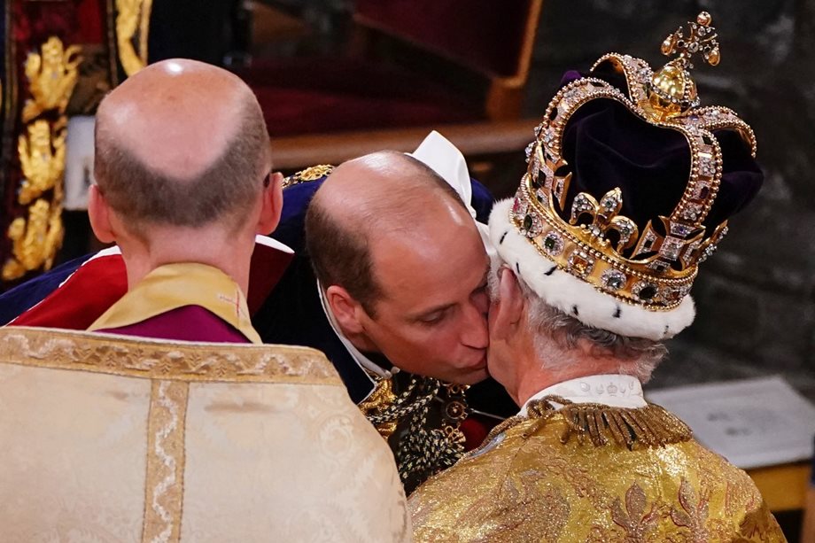 Βασιλιάς Κάρολος: Το φιλί του πρίγκιπα Ουίλιαμ στον πατέρα του και ο όρκος που του έδωσε