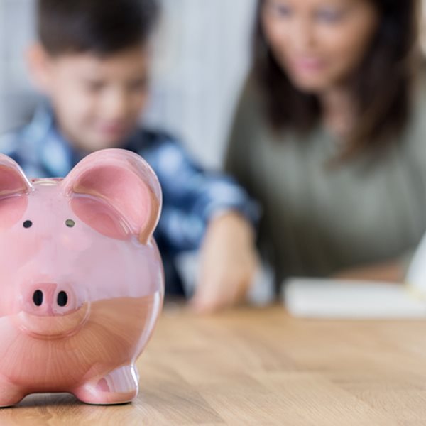 4 ευχάριστες δραστηριότητες για να διδάξετε στο παιδί σας να διαχειρίζεται τα χρήματα