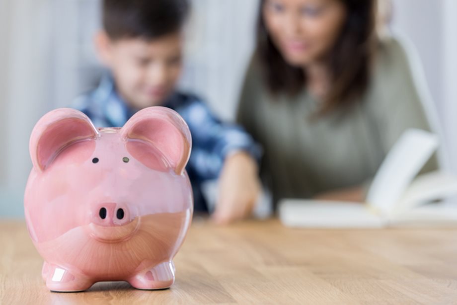 4 ευχάριστες δραστηριότητες για να διδάξετε στο παιδί σας να διαχειρίζεται τα χρήματα
